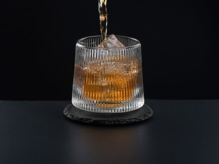 Вращающийся бокал для виски на сланцевом костере Ventura