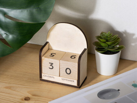 Настольный деревянный вечный календарь Настольный деревянный вечный календарь