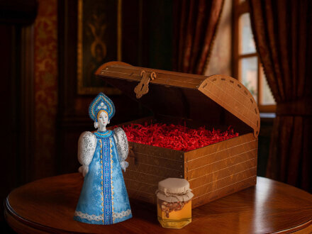 Подарочный набор: кукла фарфоровая, мед, голубой Подарочный набор: кукла фарфоровая, мед, голубой