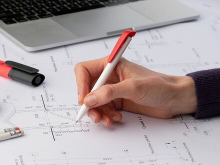 Ручка шариковая Favorite, белая с красным Ручка шариковая Favorite, белая с красным