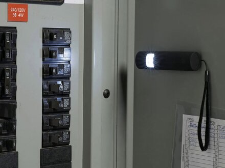 Магнитный фонарик Tau mini, 10 диодов, черный Магнитный фонарик Tau mini, 10 диодов, черный