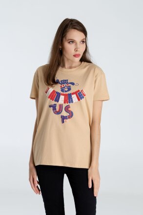 Футболка Don't You Dare to Underrate Us, песочная Футболка Don't You Dare to Underrate Us, песочная