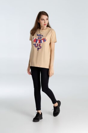 Футболка Don't You Dare to Underrate Us, песочная Футболка Don't You Dare to Underrate Us, песочная