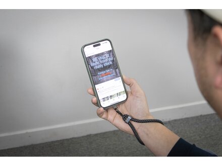 Ремешок-держатель для телефона с зарядным кабелем USB-C - USB-C Lany Wristband Charge Eco, серый