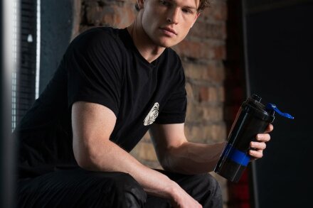 Спортивный шейкер Tonus, черно-синий Спортивный шейкер Tonus, черно-синий