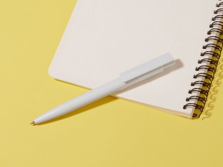 Ручка шариковая Recycled Pet Pen Pro Ocean из океанского пластика, белая