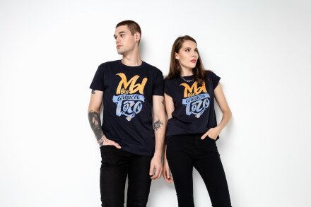 Футболка «Мы все слегка того», темно-синяя Футболка «Мы все слегка того», темно-синяя