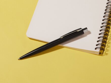 Ручка металлическая шариковая Lumos Recy, черный