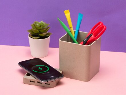 Настольный органайзер Cubic из пшеничного волокна с функцией беспроводной зарядки и выходами USB Настольный органайзер Cubic из пшеничного волокна с функцией беспроводной зарядки и выходами USB