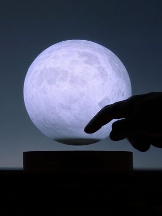 Левитирующая луна MoonFlight с пластиковой подставкой Левитирующая луна MoonFlight с пластиковой подставкой