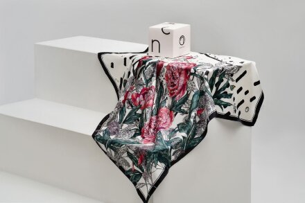 Платок шелковый Delicate, пионы Платок шелковый Delicate, пионы