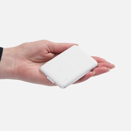 Органайзер с беспроводной зарядкой и набором адаптеров Octopod, белый Органайзер с беспроводной зарядкой и набором адаптеров Octopod, белый