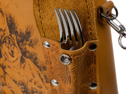 Набор Подарочный: фляга 511/2 (рыжая кожа), 2л+2 стаканчика+2 вилки Набор Подарочный: фляга 511/2 (рыжая кожа), 2л+2 стаканчика+2 вилки