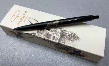 Шариковая ручка Parker Jotter XL LIMITED EDITION 2023 (символ года) в подарочной упаковке, цвет: Black, стержень: Mblue Шариковая ручка Parker Jotter XL LIMITED EDITION 2023 (символ года) в подарочной упаковке, цвет: Black, стержень: Mblue