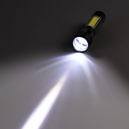 Фонарик аккумуляторный с фокусировкой луча Kirk, черный Фонарик аккумуляторный с фокусировкой луча Kirk, черный