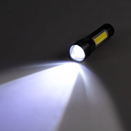 Фонарик аккумуляторный с фокусировкой луча Kirk, черный Фонарик аккумуляторный с фокусировкой луча Kirk, черный