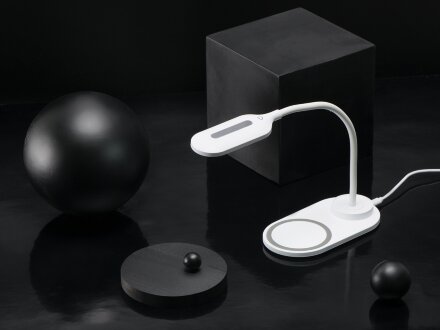 Настольный светильник с беспроводной зарядкой Flamp, белый Настольный светильник с беспроводной зарядкой Flamp, белый