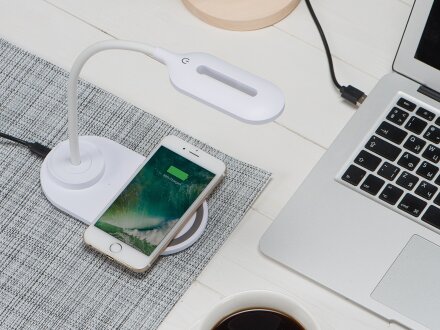 Настольный светильник с беспроводной зарядкой Flamp, белый Настольный светильник с беспроводной зарядкой Flamp, белый